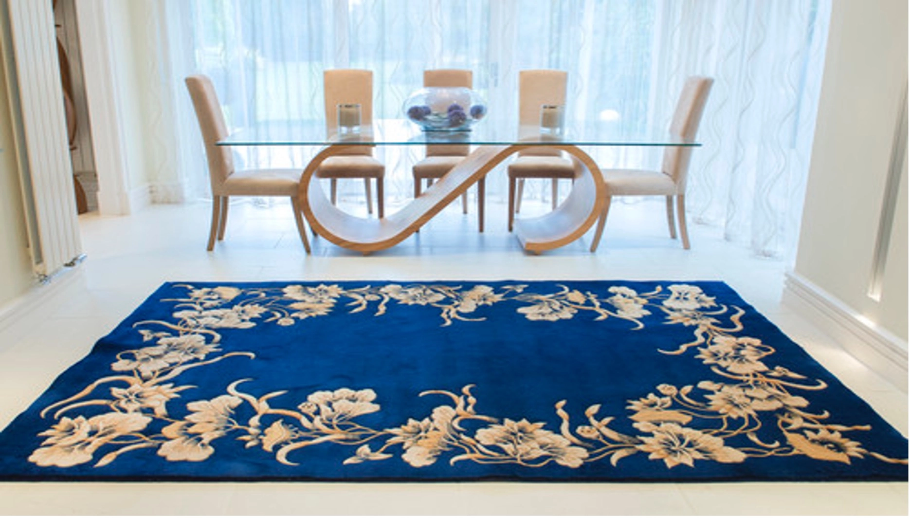 How to Pick Luxury Rugs for Living Room Interiors