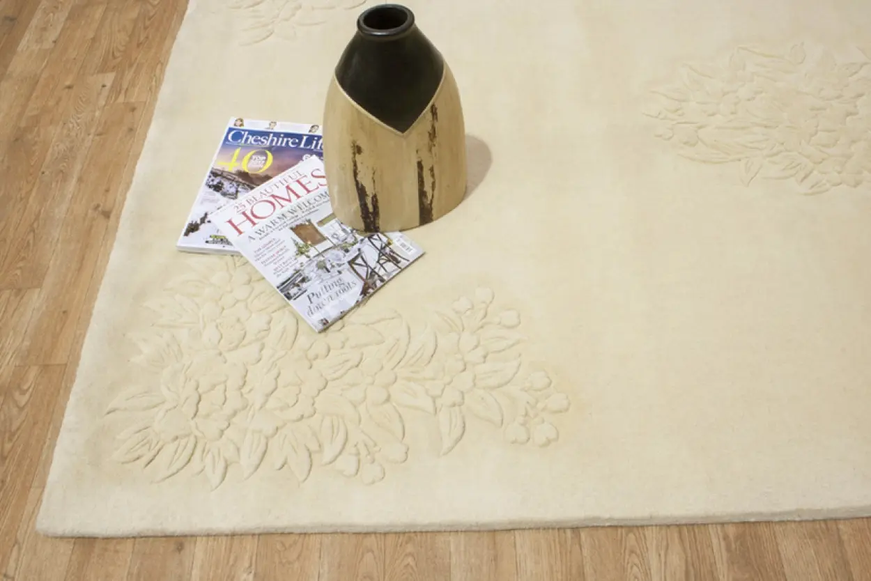 Plain carved Chinese rug - Cream - Handknotted 100% wool rug with Floral design