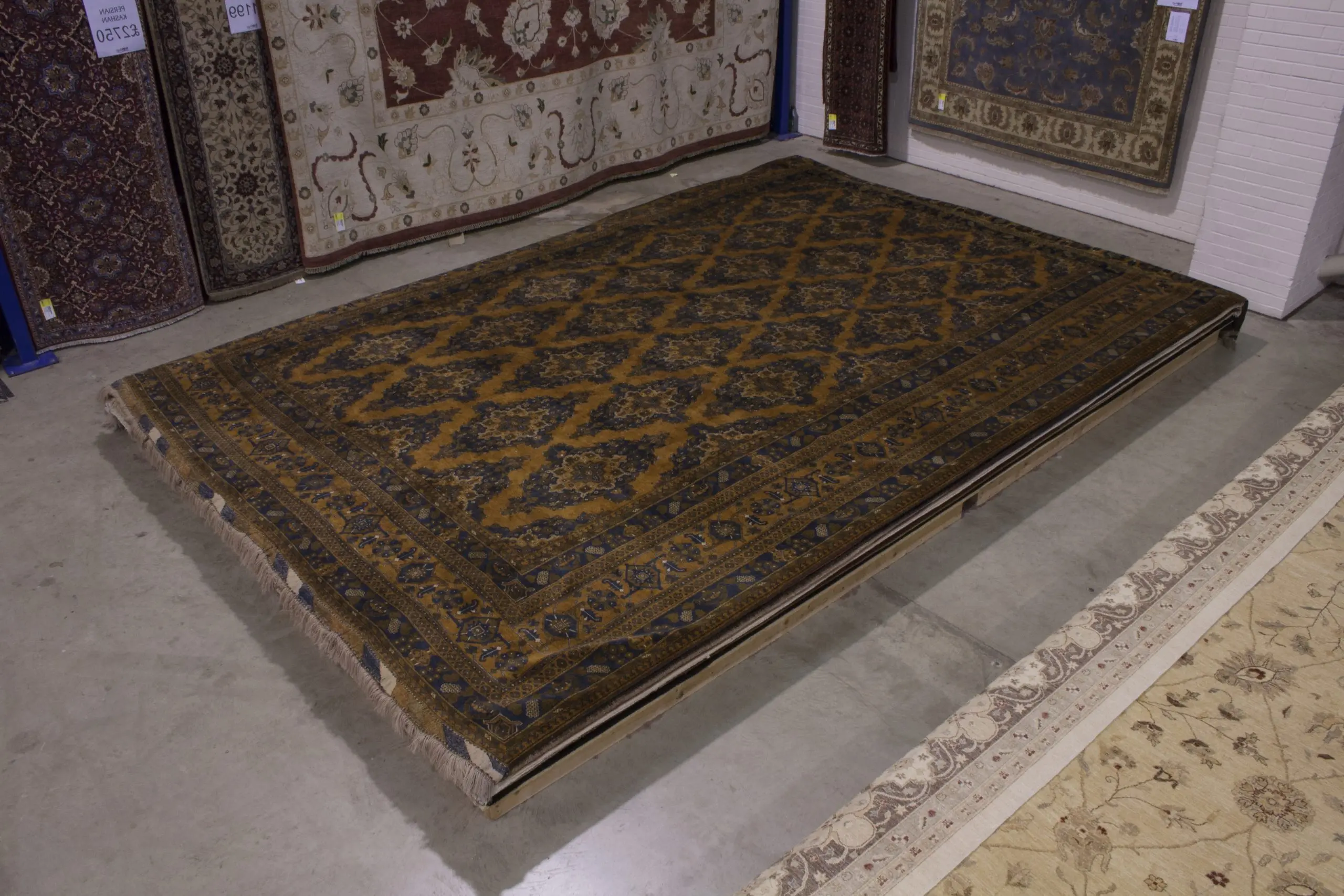 Fine Afghan Rug AKU036000 572x398