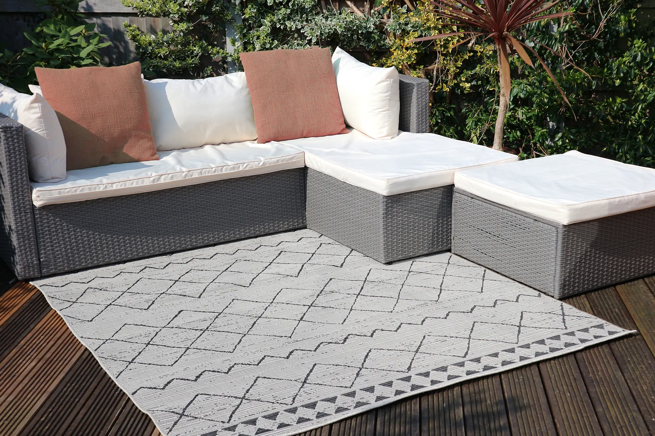 Outdoor rug - Neutral & Black - Aztec Design ZBR004