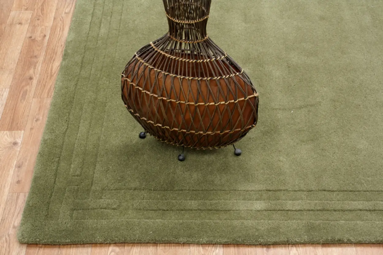 Lippa Plain Carved Rug - Green - Plain 100% wool rug with carved design