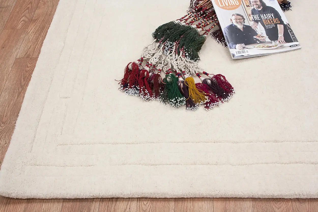 Lippa Plain Carved Rug - Cream - Plain 100% wool rug with carved desig