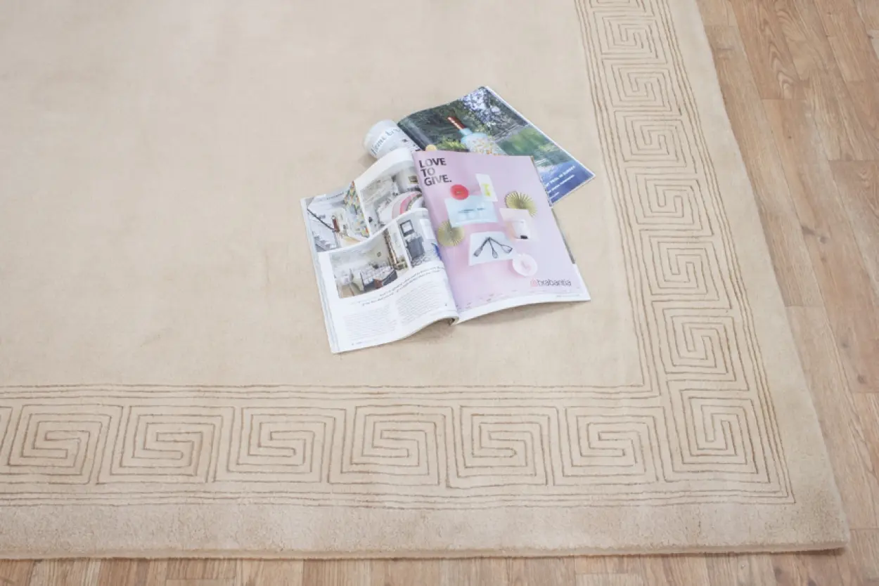 Plain carved Chinese rug - Beige - Handknotted 100% wool rug with Greek Key design