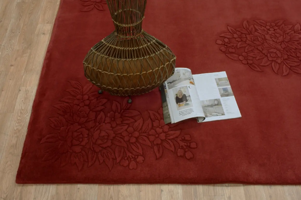 Plain carved Chinese rug - Red - Handknotted 100% wool rug with Floral design